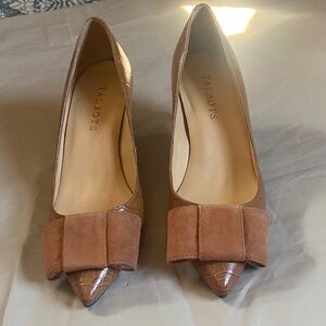 Genuine Leather Talbots Brown Croc-Embossed Heels with Suede Bow (like new)